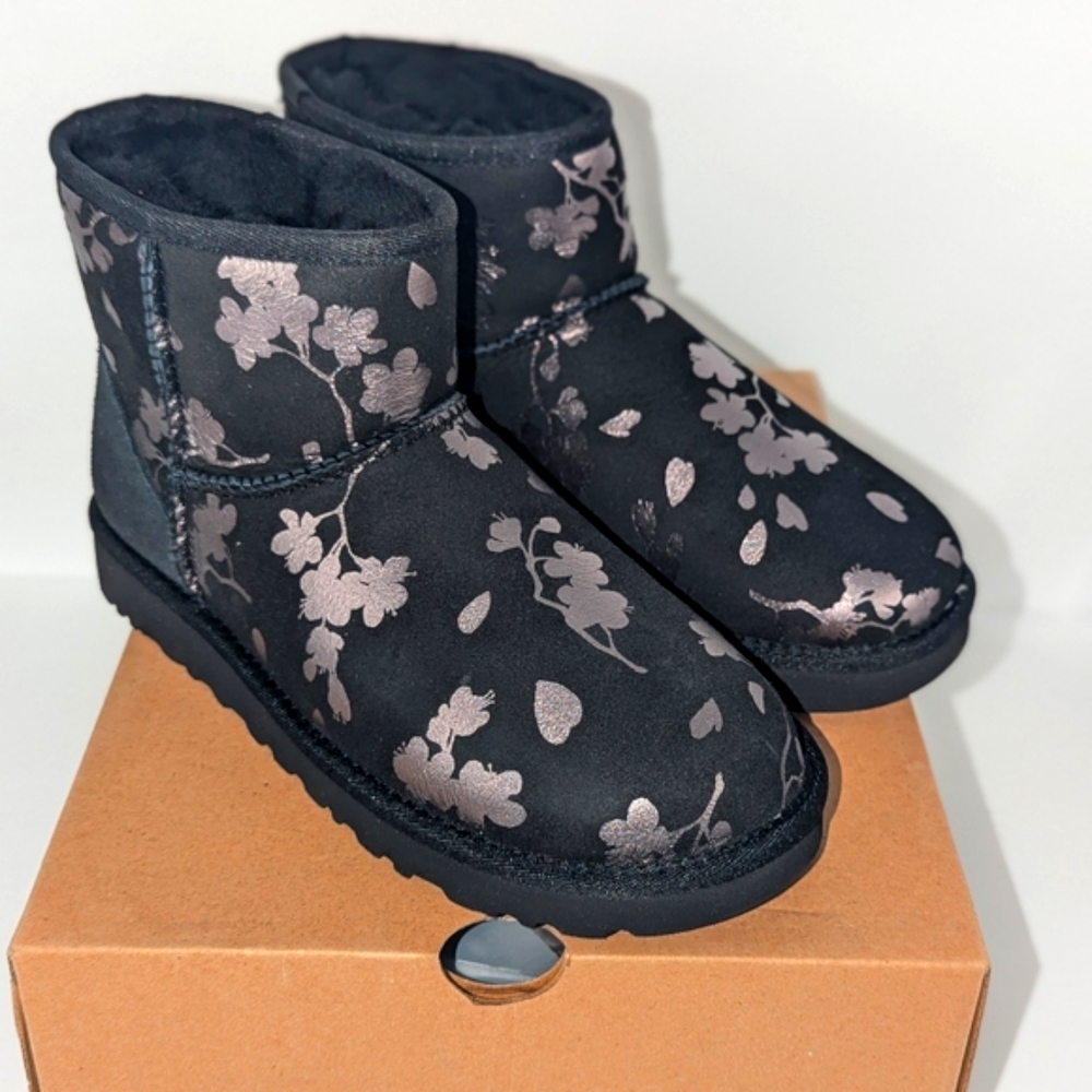 UGG CLASSIC MINI FLORALFOIL BLACK SUEDESHEEPSKIN WOMEN'SBOOTS SIZE US 6.0